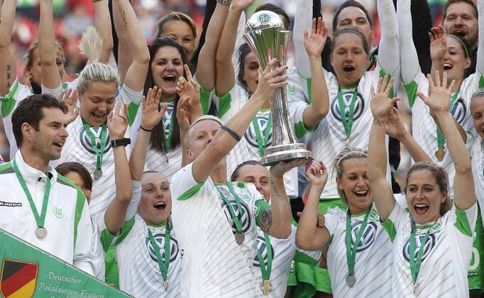 Köln, RheinEnergieStadion, 01.05.15: Deustcher Pokalsieger 2015 VFL Wolfsburg: Nilla Fischer (VFL Wolfsburg) stemmt den Pokal in die Höhe, Trainer Ralf Kellermann (L) beim Frauenfussball im Pokalfinale zwischen 1. FFC Turbine Potsdam vs. VFL Wolfsburg in der Saison 2014 2015.
