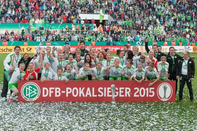 Die Spielerinnen des VfL Wolfsburg feiern den DFB-Pokalsieg, Pokalsieg, Sieg, Siegerfoto, Fussball, DFB-Pokal der Frauen, 1. FFC Turbine Potsdam - VfL Wolfsburg, xobx
