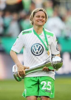 Koeln, Fussball , DFB Pokal Finale der Frauen , Saison 2014 2015, Turbine Potsdam vs VfL Wolfsburg , 01.05.2015 Rheinenergie Stadion Köln, Martina Müller, VFL Wolfsburg mit DFB Pokal