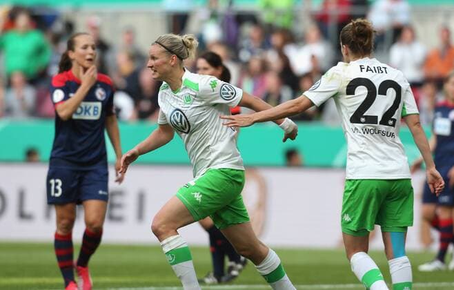 Koeln, Deutschland, 01.05.2015, Frauen, DFB-Pokalfinale, 1. FFC Turbine Potsdam vs VfL Wolfsburg: Alexandra Popp (Wolfsburg, M.) jubelt nach ihrem Treffer zum 0:3.