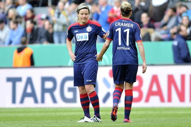 Koeln, Deutschland 01. Mai 2015: DFB Pokalfinale der Frauen 14 15 - Turbine Potsdam vs. VfL Wolfsburg. enttäuscht nach den Spiel ist Jennifer Zietz (Potsdam) und Jennifer Cramer (Potsdam). ot