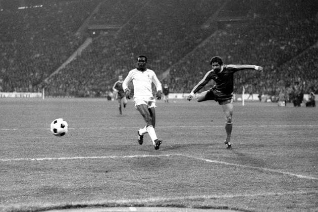 Gerd Müller (FC Bayern München) gegen Messia Timula (Benfica Lissabon)