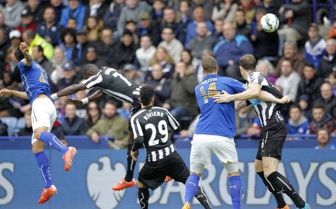 Aktuell Fußball, England, Premier League, Leicester City - Newcastle United Leonardo Ulloa (far left) scores the first goal of the game for Leicester City - Football - Barclays Premier League - Leicester City vs Newcastle United - King Power Stadium Leicester - Season 2014 2015 - 2nd May 2015 - Photo Malcolm Couzens Sportimage EDITORIAL USE ONLY. No use with unauthorised audio, video, data, fixture lists, club league logos or live services. Online in-match use limited to 120 images, no video emulation. No use in betting, games or single club league player publications.