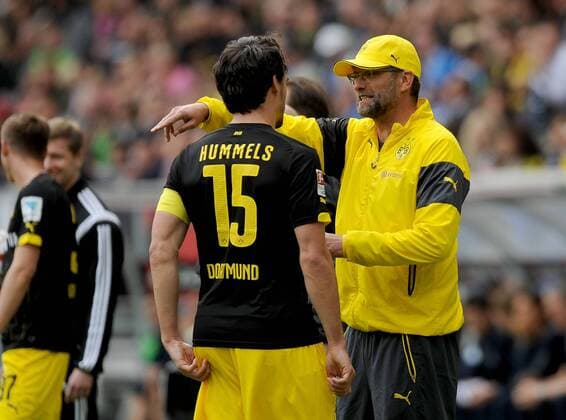 02.05.2015, xfux, Fussball 1.Bundesliga, TSG 1899 Hoffenheim - Borussia Dortmund, v.l. Mats Hummels (Borussia Dortmund), Trainer Juergen Klopp (Borussia Dortmund) gibt Anweisungen, gestikuliert, mit den Armen gestikulieren gives instructions, gesticulate.