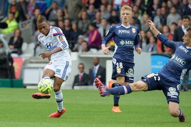 Aktuell Fußball, Frankreich, Ligue 1, Olympique Lyon - Evian Thonon Gaillard Clinton Njie (lyon) vs Cedric Cambon (etg) FOOTBALL : Lyon vs Evian Thonon Gaillard - Ligue 1 - 02 05 2015 FredericChambert Panoramic 