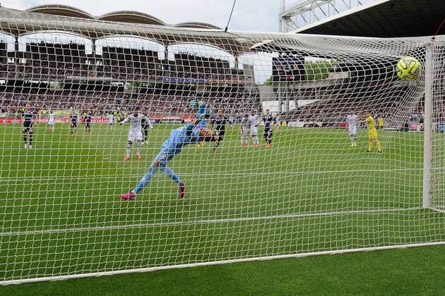 Aktuell Fußball, Frankreich, Ligue 1, Olympique Lyon - Evian Thonon Gaillard Alexandre Lacazette (lyon) vs Benjamin Leroy (etg) FOOTBALL : Lyon vs Evian Thonon Gaillard - Ligue 1 - 02 05 2015 FredericChambert Panoramic 