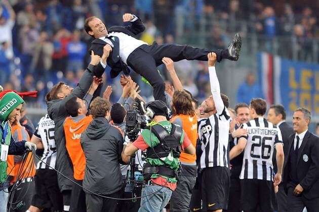 IPP20150502 Football - soccer: Serie A, Sampdoria Genua - Juventus Turin, l allenatore Massimiliano Allegri portato in trionfo e lanciato in aria dai giocatori della juventus che festeggiano per la vittoria del campionato (Hinweis: Verwendung nur in Deutschland - only Germany) xHOCHxZWEIx xItalyxPhotoxPressx 