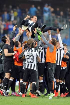 IPP20150502 Football - soccer: Serie A, Sampdoria Genua - Juventus Turin, l allenatore Massimiliano Allegri portato in trionfo e lanciato in aria dai giocatori della juventus che festeggiano per la vittoria del campionato (Hinweis: Verwendung nur in Deutschland - only Germany) xHOCHxZWEIx xItalyxPhotoxPressx 