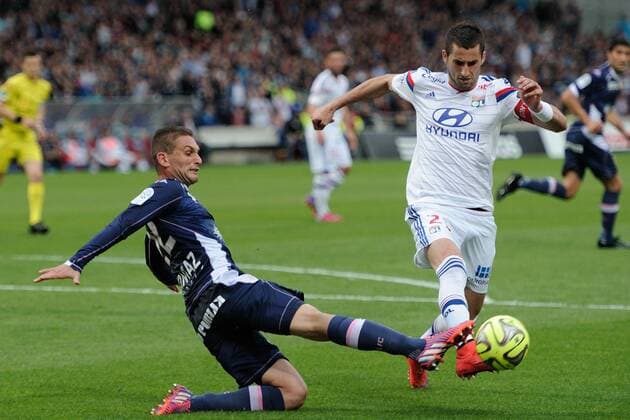 Aktuell Fußball, Frankreich, Ligue 1, Olympique Lyon - Evian Thonon Gaillard Maxime Gonalons (lyon) vs Cedric Cambon (etg) FOOTBALL : Lyon vs Evian Thonon Gaillard - Ligue 1 - 02 05 2015 FredericChambert Panoramic 