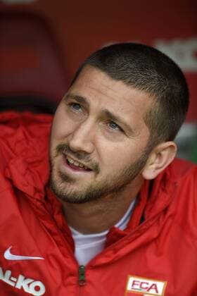 02.05.2015, Fussball 1.Bundesliga 2014 2015, 31.Spieltag, FC Augsburg - 1.FC Köln, in der SGL-Arena Augsburg. Sascha Mölders (Augsburg) auf der Bank. 