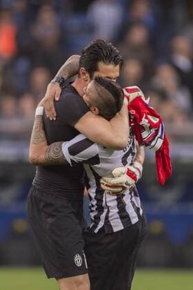 (L-R) Gianluigi Buffon, Arturo Vidal (Juventus), MAY 2, 2015 - Football Soccer : Gianluigi Buffon and Arturo Vidal of Juventus celebrate after winning the Italian Serie A match between Sampdoria 0-1 Juventus at Stadio Comunale Luigi Ferraris in Genova, Italy. Juventus clinched fourth successive Serie A title. NOxTHIRDxPARTYxSALES.  (ptmb074499)