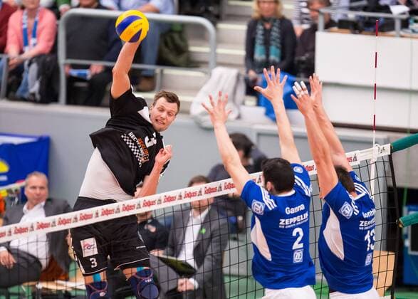 Friedrichshafen, Deutschland, 03.05.2015: Volleyball Bundesliga Playoffs Finale Spiel 5 (Best of Five) Saison 2014 2015 - VfB Friedrichshafen - Berlin Recycling Volleys. Robert Kromm (BR Volleys 3) gegen den Block aus Maximiliano Gauna (Friedrichshafen 2), Adrian Gontariu (Friedrichshafen 13)