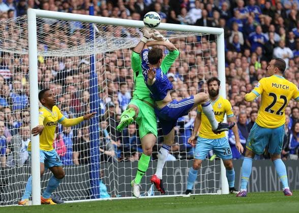 Aktuell Fußball, England, Premier League, FC Chelsea - Crystal Palace Football - 2014 2015 - Premier League, - Chelsea Vs Crystal Palace, Chelsea s Nemanja Matic and Julián Speroni of Crystal Palace compete for the the ball at Stamford Bridge COLORSPORT DANIEL BEARHAM  CHE_CRY