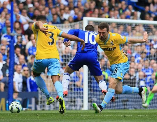 Aktuell Fußball, England, Premier League, FC Chelsea - Crystal Palace Chelsea s Eden Hazard goes down under the challenge of Crystal Palace s James McArthur to win a penalty Barclays Premier League - Chelsea vs Crystal Palace - Stamford Bridge - England - 3rd May 2015 - Picture David Klein Sportimage EDITORIAL USE ONLY. No use with unauthorised audio, video, data, fixture lists, club league logos or live services. Online in-match use limited to 120 images, no video emulation. No use in betting, games or single club league player publications.