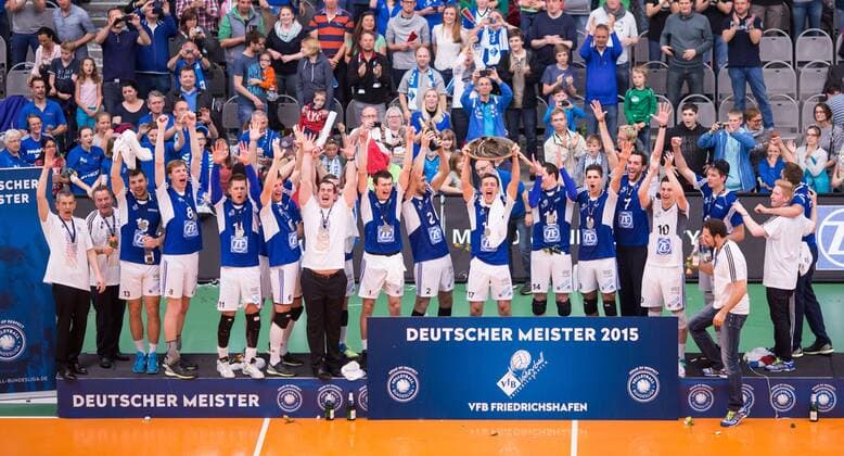 Friedrichshafen, Deutschland, 03.05.2015: Volleyball Bundesliga Playoffs Finale Spiel 5 (Best of Five) Saison 2014 2015 - VfB Friedrichshafen - Berlin Recycling Volleys. Die Mannschaft vom VfB Friedrichshafen wird zum Deutschen Volleyballmeister der Saison 2014 15 geehrt