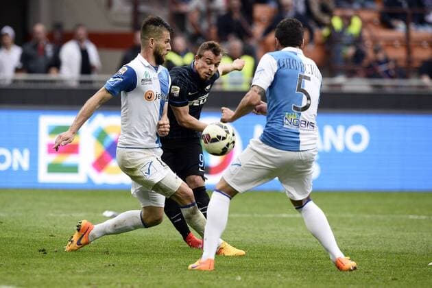 Mailand, Italien - Serie A, Inter Mailand vs. Chievo Verona: Xherdan Shaqiri-Bostjan Cesar-Alessandro Gamberini 