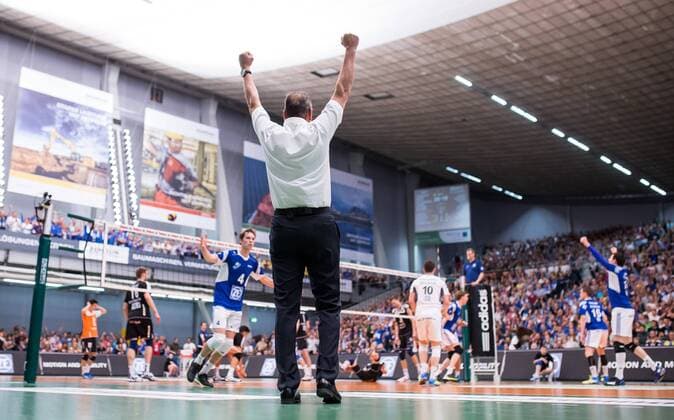 Friedrichshafen, Deutschland, 03.05.2015: Volleyball Bundesliga Playoffs Finale Spiel 5 (Best of Five) Saison 2014 2015 - VfB Friedrichshafen - Berlin Recycling Volleys. Trainer Stelian Moculescu (Friedrichshafen) bejubelt die Deutsche Meisterschaft in der ZF Arena