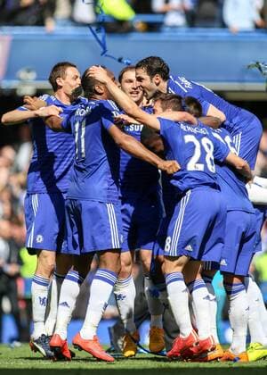 Football - 2014 2015 - Premier League, - Chelsea Vs Crystal Palace, Chelsea players celebrate winning the title at Stamford Bridge COLORSPORT DANIEL BEARHAM  CHE_CRY