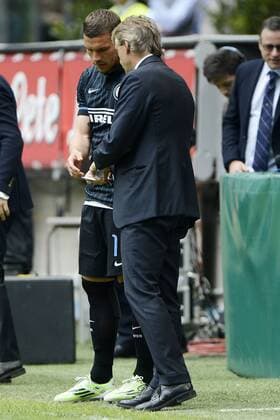 Aktuell Fußball, Italien, Serie A, Inters Lukas Podolski wird mit Anweisungen auf Zettel eingewechselt Lukas Podolski prende il biglietto con le indicazioni tecniche di Roberto Mancini Inter Milano 03-05-2015 Stadio Giuseppe Meazza - Football Calcio Serie A Inter - Chievo Verona. giuseppexceleste