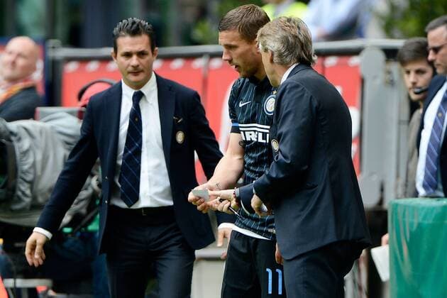 Aktuell Fußball, Italien, Serie A, Inters Lukas Podolski wird mit Anweisungen auf Zettel eingewechselt Lukas Podolski prende il biglietto con le indicazioni tecniche di Roberto Mancini Inter Milano 03-05-2015 Stadio Giuseppe Meazza - Football Calcio Serie A Inter - Chievo Verona. giuseppexceleste