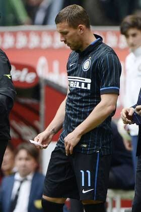 Aktuell Fußball, Italien, Serie A, Inters Lukas Podolski wird mit Anweisungen auf Zettel eingewechselt Lukas Podolski legge il biglietto con le indicazioni tecniche di Roberto Mancini Inter Milano 03-05-2015 Stadio Giuseppe Meazza - Football Calcio Serie A Inter - Chievo Verona. giuseppexceleste