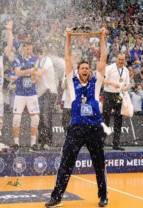Die Spieler des VfB Friedrichshafen feiern den Gewinn der Deutschen Meisterschaft 2015. Simon Tischer (VfB Friedrichshafen) mit der Schale. VfB Friedrichshafen vs Berlin Recycling Volleys, 1. Volleyball Bundesliga Play-Off Finale Spiel 5, Foto: Stuetzle Eibner EP_wse
