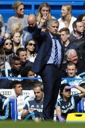 03.05.2015. London, England. Barclays Premier League. Chelsea versus Crystal Palace. Chelsea manager Jose Mourinho gives instructions from the sidelines xCraigxMercerx  ActionPlus11618030