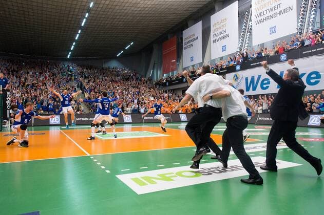 03.05.2015, ZF Arena, Friedrichshafen Volleyball, Bundesliga Maenner, Play-offs Finale 5, VfB Friedrichshafen vs. Berlin Recycling Volleys Jubel Friedrichshafen nach Matchball Sieg