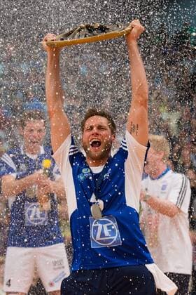 03.05.2015, ZF Arena, Friedrichshafen Volleyball, Bundesliga Maenner, Play-offs Finale 5, VfB Friedrichshafen vs. Berlin Recycling Volleys Simon Tischer ( 5 Friedrichshafen) mit Meisterschale Trophy