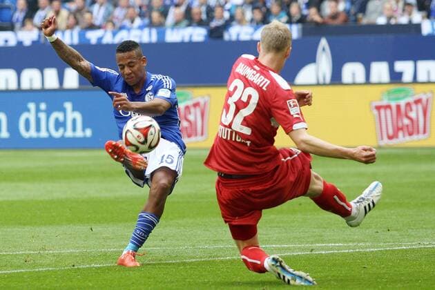 Dennis AOGO (GE) li. gegen Timo BAUMGARTL (S) re. Fussball 1. Bundesliga, 31. Spieltag, FC Schalke 04 (GE) - VfB Stuttgart (S) 3:2 am 02.05.2015 in Gelsenkirchen Deutschland.