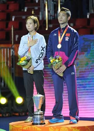 China s Xu Xin, right, and South Korea s Yang Ha-eun, left, pose behind their champion trophy after defeating Japan s Maharu Yoshimura and Kasumi Ishikawa during the Mixed Doubles final match of the 2015 Table tennis Tischtennis World Championships in Suzhou city, east China s Jiangsu province, 1 May 2015. China s Xu Xin and Yang Ha-eun of South Korea have teamed up to become the first cross-border partnership to win the world mixed doubles table tennis championship for 61 years. The pair beat Japan s Kasumi Ishikawa and Maharu Yoshimura 4-0 at the world championships on Friday (1 May 2015), becoming the first mixed nationality winners of the title since Czechoslovakia s Ivan Andreadis and Hungarian Gizella Gervai at Wembley in 1954. Xu, Yang end six decade drought for cross border pairs  pbu267920_08