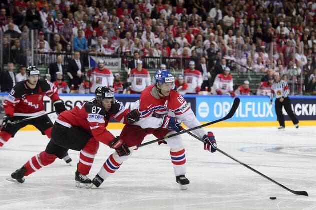 From left: Sidney Crosby (CAN) and Jaromir Jagr (CZE) fight for a puck during the Ice hockey Eishockey World Championship WM Weltmeisterschaft Group A match Czech Republic vs Canada in Prague, Czech Republic, May 4, 2015. (CTKxPhoto MichalxKamaryt) CTKPhotoP201505040790901  kmt 1