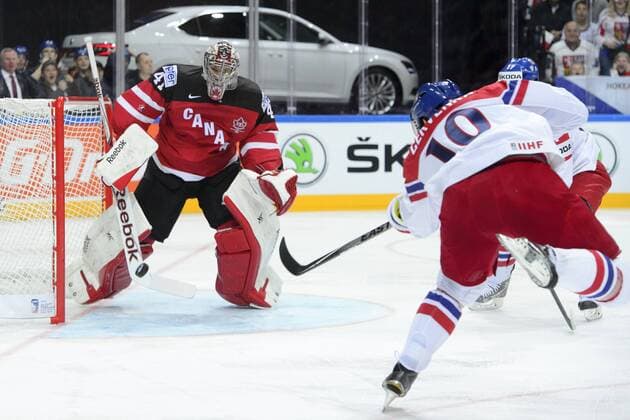From left: goalkeeper Mike Smith (CAN) and Roman Cervenka (CZE) in action during the Ice hockey Eishockey World Championship WM Weltmeisterschaft Group A match Czech Republic vs Canada in Prague, Czech Republic, May 4, 2015. (CTKxPhoto MichalxKamaryt) CTKPhotoP201505040795501  kmt 3