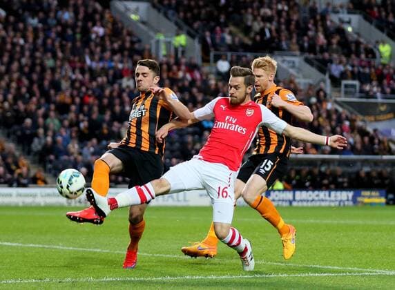 Aktuell Fußball, England, Premier League, Hull City - FC Arsenal Robbie Brady of Hull City takes the ball away from Aaron Ramsey of Arsenal - Barclays Premier League - Hull City vs Arsenal - KC Stadium - Hull - England - 4th May 2015 - Picture Simon Bellis Sportimage EDITORIAL USE ONLY. No use with unauthorised audio, video, data, fixture lists, club league logos or live services. Online in-match use limited to 120 images, no video emulation. No use in betting, games or single club league player publications.