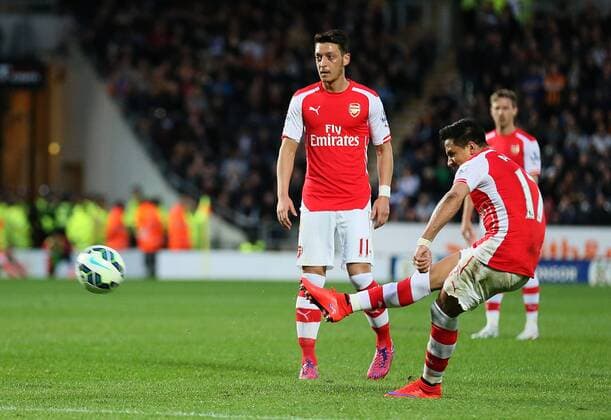 Aktuell Fußball, England, Premier League, Hull City - FC Arsenal Alexis Sanchez of Arsenal scores the first goal from a free kick - Barclays Premier League - Hull City vs Arsenal - KC Stadium - Hull - England - 4th May 2015 - Picture Simon Bellis Sportimage EDITORIAL USE ONLY. No use with unauthorised audio, video, data, fixture lists, club league logos or live services. Online in-match use limited to 120 images, no video emulation. No use in betting, games or single club league player publications.