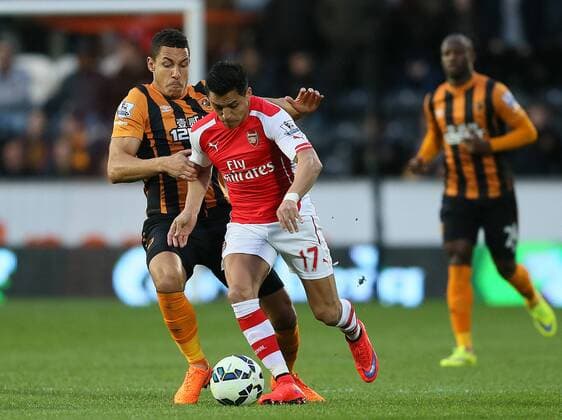 Aktuell Fußball, England, Premier League, Hull City - FC Arsenal Jake Livermore of Hull City tackles Alexis Sanchez of Arsenal - Barclays Premier League - Hull City vs Arsenal - KC Stadium - Hull - England - 4th May 2015 - Picture Simon Bellis Sportimage EDITORIAL USE ONLY. No use with unauthorised audio, video, data, fixture lists, club league logos or live services. Online in-match use limited to 120 images, no video emulation. No use in betting, games or single club league player publications.
