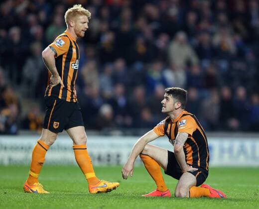 Aktuell Fußball, England, Premier League, Hull City - FC Arsenal Robbie Brady of Hull City (l) dejected after deflecting Aaron Ramsey of Arsenal shot into the net for the second goal - Barclays Premier League - Hull City vs Arsenal - KC Stadium - Hull - England - 4th May 2015 - Picture Simon Bellis Sportimage EDITORIAL USE ONLY. No use with unauthorised audio, video, data, fixture lists, club league logos or live services. Online in-match use limited to 120 images, no video emulation. No use in betting, games or single club league player publications.