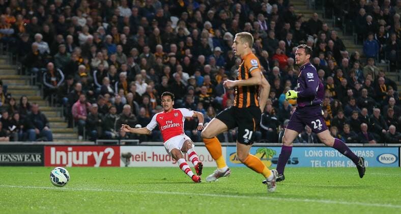 Aktuell Fußball, England, Premier League, Hull City - FC Arsenal Alexis Sanchez of Arsenal scores his second goal - Barclays Premier League - Hull City vs Arsenal - KC Stadium - Hull - England - 4th May 2015 - Picture Simon Bellis Sportimage EDITORIAL USE ONLY. No use with unauthorised audio, video, data, fixture lists, club league logos or live services. Online in-match use limited to 120 images, no video emulation. No use in betting, games or single club league player publications.
