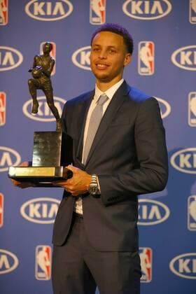 May 04, 2015 Oakland, CA..Stephen Curry of the Golden State Warriors receives the 2014-15 NBA Basketball Herren USA Most Valuable Player Award on May 04, 2015 in Oakland, CA. NBA 2015: Stephen Curry MVP Presentation MAY 04 - ZUMAc04_