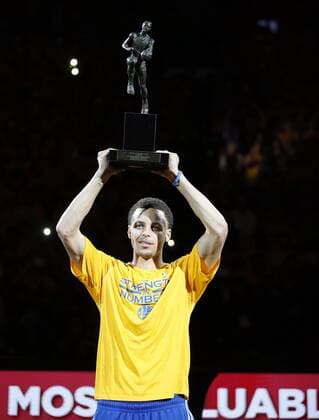 May 5, 2015 - Oakland, CA, USA - Golden State Warriors guard Stephen Curry acknowledges fans as he receives the NBA Basketball Herren USA Most Valuable Player award before Game 2 of the Western Conference semifinals against the Memphis Grizzlies at Oracle Arena in Oakland, Calif., on Tuesday, May 5, 2015. Memphis at Golden State, Game 2 - ZUMAm67_
