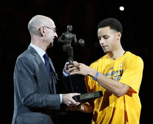 May 5, 2015 - Oakland, CA, USA - Golden State Warriors guard Stephen Curry receives the NBA Basketball Herren USA Most Valuable Player award from NBA Commissioner Adam Silver before Game 2 of the Western Conference semifinals against the Memphis Grizzlies at Oracle Arena in Oakland, Calif., on Tuesday, May 5, 2015. Memphis at Golden State, Game 2 - ZUMAm67_