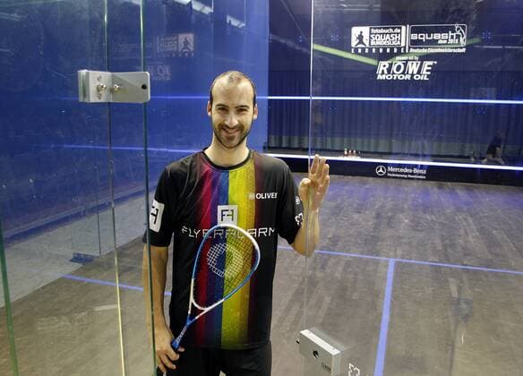 Simon Rösner, Squash-Profi in Diensten des Bundesligisten Paderborner SC, deutscher Meister, Weltranglisten-Siebter, hier im Glas-Court beim Würzburger Stadtteil-Verein TSC Heuchelhof; Rösner bestreitet dort am 8. und 9. Mai 2015 die Bundesliga.-Endrunde und will hier vom 22. bis 25. Mai 2015 in seiner Heimatstadt Würzburg auch seinen Einzeltitel verteidigen; 06.05.2015, Würzburg (Bayern)