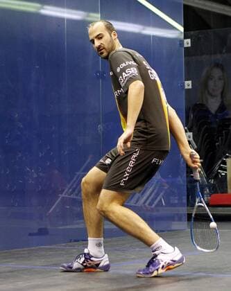 Simon Rösner, Squash-Profi in Diensten des Bundesligisten Paderborner SC, deutscher Meister, Weltranglisten-Siebter, hier im Glas-Court beim Würzburger Stadtteil-Verein TSC Heuchelhof; Rösner bestreitet dort am 8. und 9. Mai 2015 die Bundesliga.-Endrunde und will hier vom 22. bis 25. Mai 2015 in seiner Heimatstadt Würzburg auch seinen Einzeltitel verteidigen; 06.05.2015, Würzburg (Bayern)