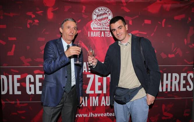04.05.2015,Svetislav Pesic Filmpremiere in Cinemaxx München.Basketball 04.05.2015,Svetislav Pesic Film Premiere in Cenamaxx München,Sport,im Bild: FCB Basketball Trainer Svetislav Pesic mit Film Regisseur Zeljko Mirkovic auf dem Roten Teppich für die Film Premiere mehr als ein Trainer
