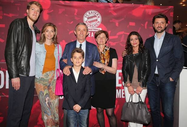 04.05.2015,Svetislav Pesic Filmpremiere in Cinemaxx München.Basketball 04.05.2015,Svetislav Pesic Film Premiere in Cenamaxx München,Sport,im Bild: Jagla mit seine Frau,Svetislav Pesic, derkleiner Luka (enkel) mit seine Frau und Schwiegetochter