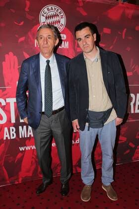 04.05.2015,Svetislav Pesic Filmpremiere in Cinemaxx München.Basketball 04.05.2015,Svetislav Pesic Film Premiere in Cenamxx München,Sport,im Bild: FCB Basketball Trainer Svetislav Pesic mit Film Regisseur Zeljko Mirkovic auf dem Roten Teppich für die Film Premiere mehr als ein Trainer