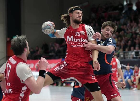 Patrick Bettig (TuS Ferndorf, links) im Zweikampf mit Marius Leibner (VfL Gladbeck) EP_cst