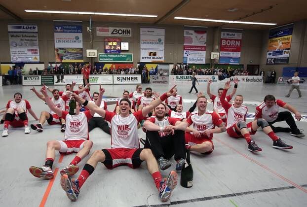 Ferndorfer feiern nach dem Spiel den Aufstieg in die 2. Liga EP_cst