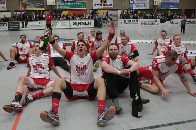 Ferndorfer feiern nach dem Spiel den Aufstieg in die 2. Liga EP_cst
