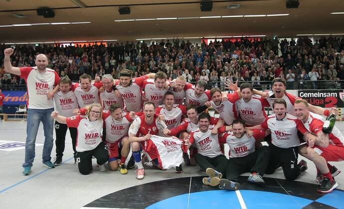 Ferndorfer feiern nach dem Spiel den Aufstieg in die 2. Liga EP_cst